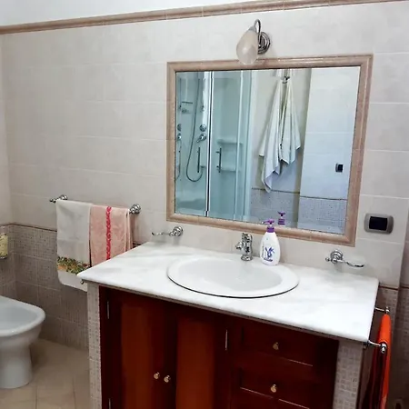 Spacious House In With Shared Pool *