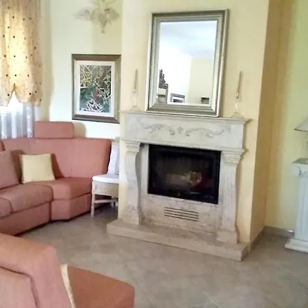 Spacious House In With Shared Pool